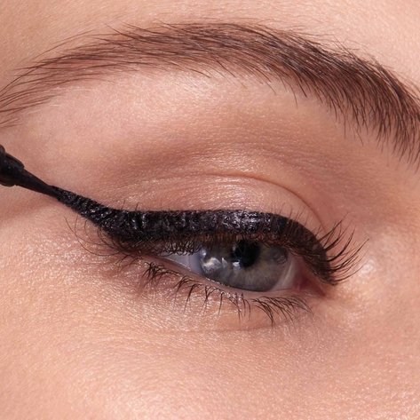 Drawing liner with Maybelline Eyeliner